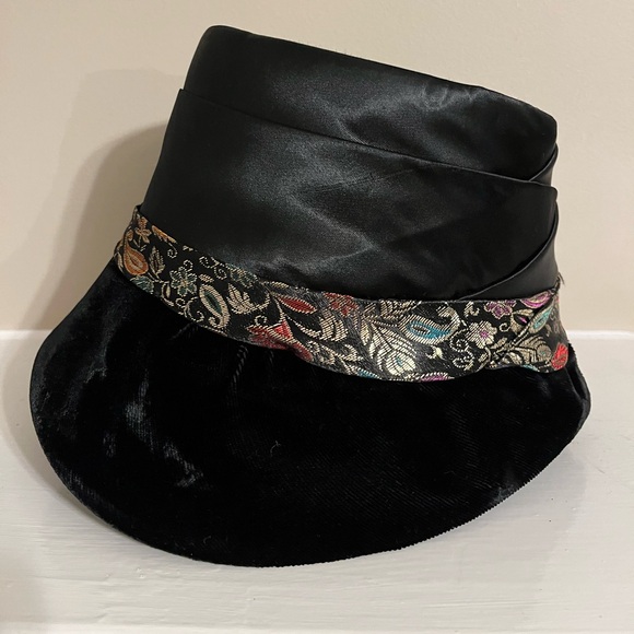 Vintage UNION MADE black satin tapestry cloche hat - Picture 3 of 6